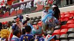 Teladan! Suporter Jepang Tetap Bersihkan Sampah Meski Timnya Kalah