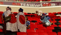 Pertandingan Jepang Vs Kosta Rika berakhir 0-1. Kosta Rika unggul satu poin atas pertandingan sengit dengan Jepang. Meski tim kesayangannya kalah, suporter Jepang tetap membersihkan sampah yang berserakan di tribun stadion. Reuters/Issei Kato  