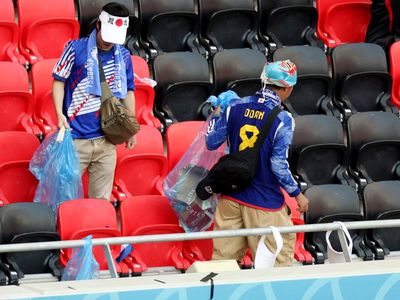 Teladan! Suporter Jepang Tetap Bersihkan Sampah Meski Timnya Kalah