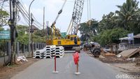 Tengah Dilebarkan, Jalan Tanah Baru Depok Ditutup Total