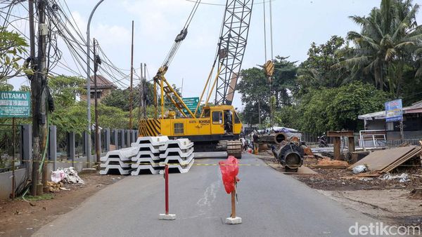 Tengah Dilebarkan, Jalan Tanah Baru Depok Ditutup Total