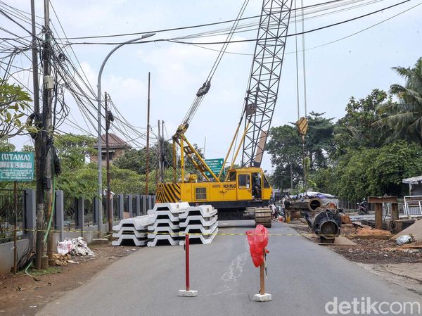 Tengah Dilebarkan, Jalan Tanah Baru Depok Ditutup Total