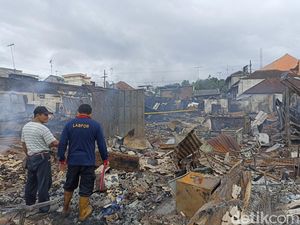 Labfor Polda Jatim Olah TKP Cari Penyebab Kebakaran Pasar Kesamben Labfor Polda Jatim Olah TKP Cari Penyebab Kebakaran Pasar Kesamben