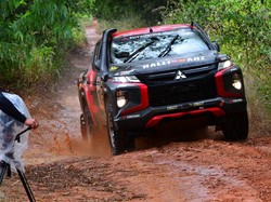 Turun di AXCR 2022, Mitsubishi Triton Besutan Rifat Sungkar Finis Kelima