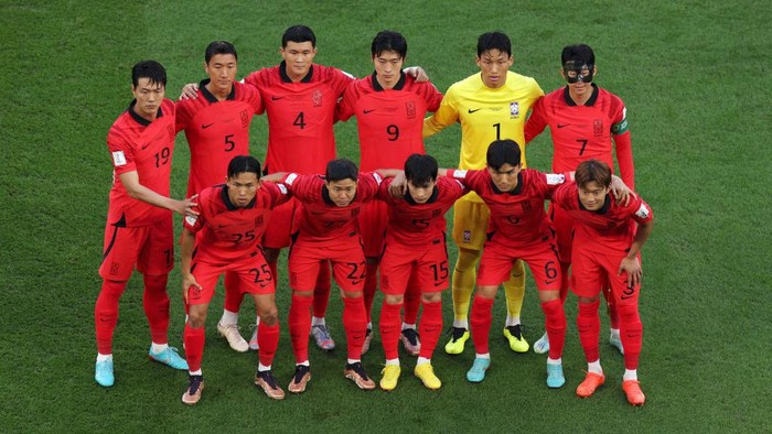 AL RAYYAN, QATAR - NOVEMBER 28: Korea Republic players line up for team photos prior to the FIFA World Cup Qatar 2022 Group H match between Korea Republic and Ghana at Education City Stadium on November 28, 2022 in Al Rayyan, Qatar. (Photo by Dean Mouhtaropoulos/Getty Images)