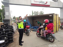 Truk Muat Onderdil Terguling di Tugu Lamongan, Lalin Sempat Macet 1 Km