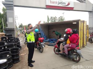 Truk Muat Onderdil Terguling di Tugu Lamongan, Lalin Sempat Macet 1 Km Truk Muat Onderdil Terguling di Tugu Lamongan, Lalin Sempat Macet 1 Km