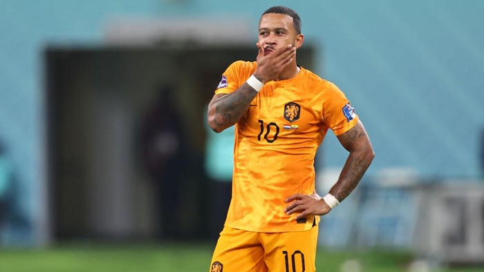 DOHA, QATAR - NOVEMBER 25:  Memphis Depay of Netherlands reacts at full time during the FIFA World Cup Qatar 2022 Group A match between Netherlands and Ecuador at Khalifa International Stadium on November 25, 2022 in Doha, Qatar. (Photo by Robbie Jay Barratt - AMA/Getty Images)