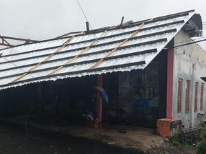 Satu Rumah Rusak Diterjang Angin Kencang di Malang, Atapnya Terbalik