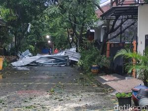 73 Rumah di Perum Villa Jasmine 3 Sidoarjo Rusak Diterjang Angin Kencang 73 Rumah di Perum Villa Jasmine 3 Sidoarjo Rusak Diterjang Angin Kencang