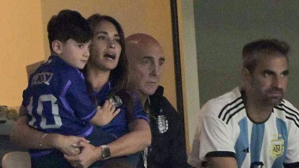 Foto: Istri Messi Nonton Argentina di Piala Dunia Qatar Sambil Gendong Anak