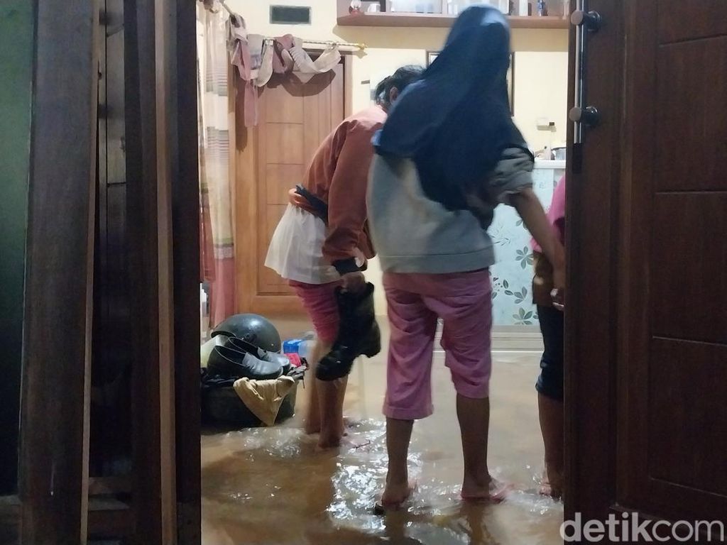 Sungai Amprong Meluap Banjiri Perumahan di Kota Malang