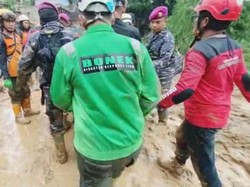 Salut! Bonek Disaster Response Team Terjun ke Cianjur Bantu Korban Gempa