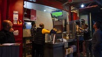 Warga juga nampak antusias nonton bareng di kios makanan yang menayangkan siara piala dunia.
