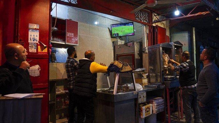 Begini Semarak Piala Dunia 2022 di Palestina Palestinians watch the live broadcast of the World Cup group H soccer match between South Korea and Ghana played in Qatar, in the street in Gaza City, Monday, Nov. 28, 2022. (AP Photo/Fatima Shbair)