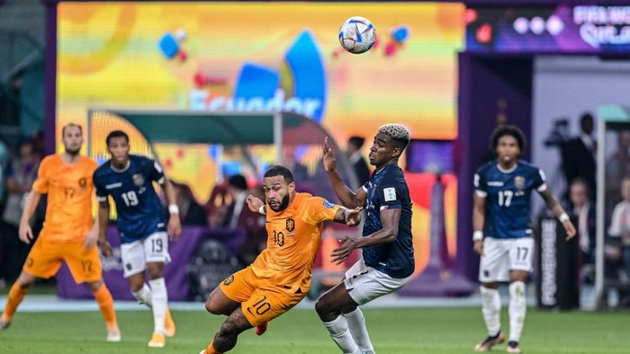 DOHA, QATAR - NOVEMBER 25: Memphis Depay of Netherlands and Felix Torres of Ecuador battle for the ball during the FIFA World Cup Qatar 2022 Group A match between Netherlands and Ecuador at Khalifa International Stadium on November 25, 2022 in Doha, Qatar. (Photo by Harry Langer/DeFodi Images via Getty Images)