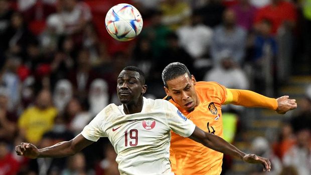 Soccer Football - FIFA World Cup Qatar 2022 - Group A - Netherlands v Qatar - Al Bayt Stadium, Al Khor, Qatar - November 29, 2022 Netherlands' Virgil van Dijk in action with Qatar's Almoez Ali REUTERS/Alberto Lingria