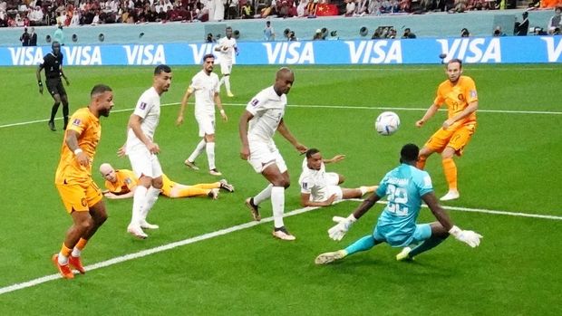 Soccer Football - FIFA World Cup Qatar 2022 - Group A - Netherlands v Qatar - Al Bayt Stadium, Al Khor, Qatar - November 29, 2022 Qatar's Meshaal Barsham makes a save REUTERS/Bernadett Szabo