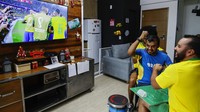 Tampak Carlos menyerukan kegembiraan saat timnas negara mereka, Brasil, mencetak gol.  