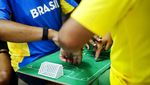 Bikin Haru, Pria Ini Bantu Temannya yang Buta-Tuli Saksikan Piala Dunia