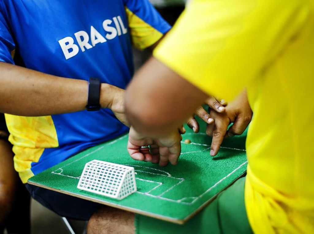 Bikin Haru, Pria Ini Bantu Temannya yang Buta-Tuli Saksikan Piala Dunia