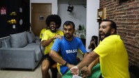 Helio Fonseca, kanan, membantu temannya yang tuli dan buta, Carlos Junior, dalam pertandingan sepak bola grup G Piala Dunia antara Brasil dan Swiss, di Osasco, Sao Paulo, Brasil, Senin (28/11/2022).  