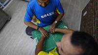 Meski Carlos buta dan tuli, Helio berusaha membuat temannya itu bisa mengikuti jalannya pertandingan.  