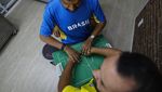 Bikin Haru, Pria Ini Bantu Temannya yang Buta-Tuli Saksikan Piala Dunia