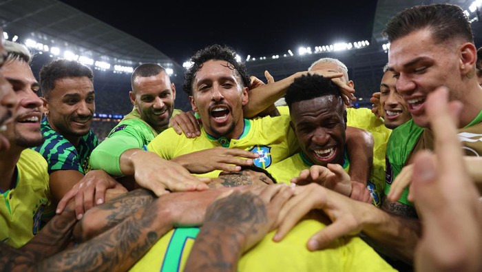 Soccer Football - FIFA World Cup Qatar 2022 - Group G - Brazil v Switzerland - Stadium 974, Doha, Qatar - November 28, 2022 Brazils Casemiro celebrates scoring their first goal with teammates REUTERS/Carl Recine