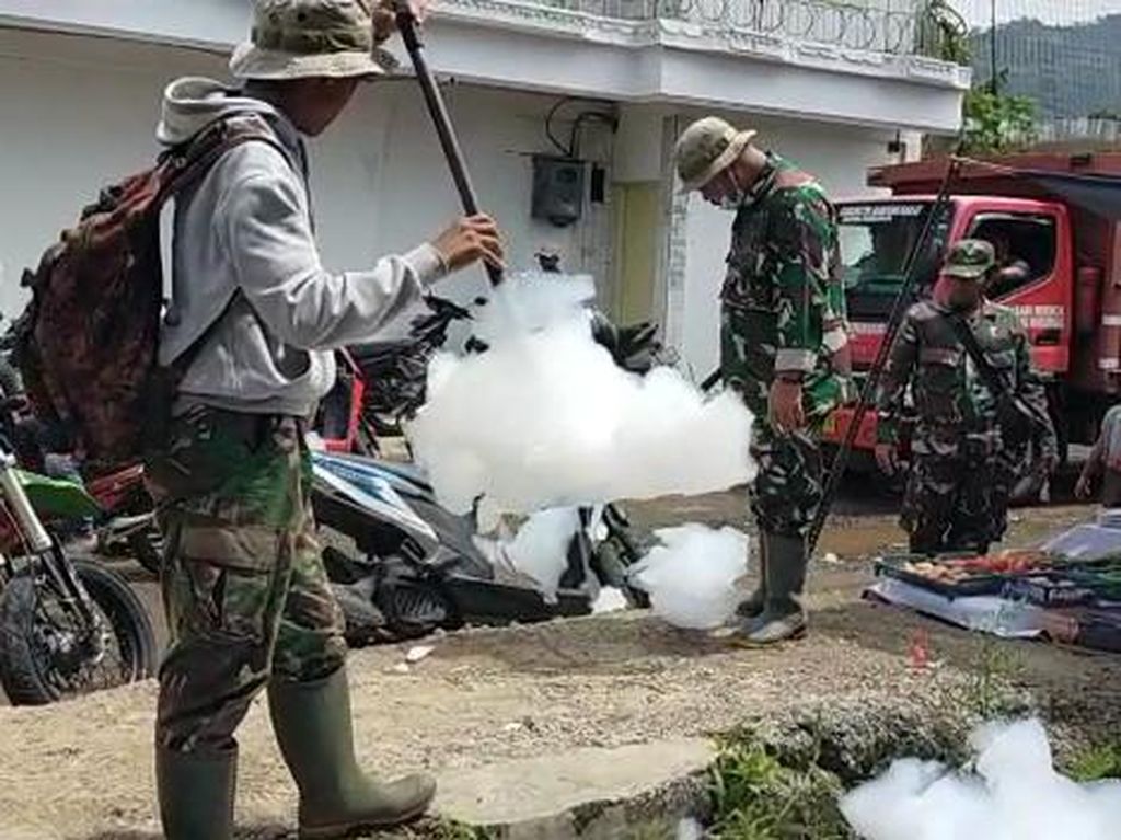 Heboh Busa Putih Beraroma Tak Sedap di Selokan Bandung Barat