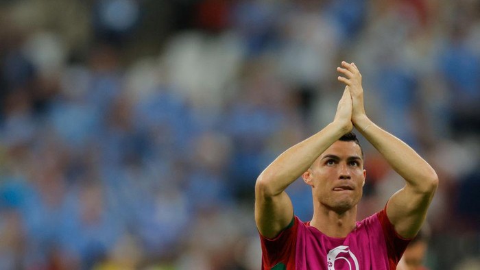 Portugals forward #07 Cristiano Ronaldo applauds supporters after Portugal won the Qatar 2022 World Cup Group H football match between Portugal and Uruguay at the Lusail Stadium in Lusail, north of Doha on November 28, 2022. (Photo by Odd ANDERSEN / AFP) (Photo by ODD ANDERSEN/AFP via Getty Images)