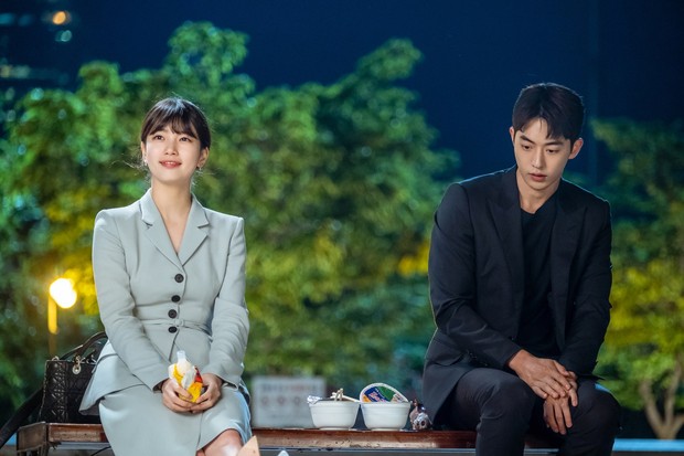 Dal Mi dengan tas Lady Dior My ABCDior / Foto: teenvogue.com