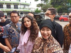 Dewi Perssik Hadiri Mediasi di Polres Jaksel, Akankah Ampuni Winarsih?
