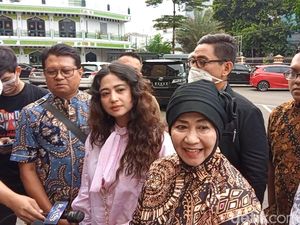 Ibunda Sempat Jatuh Sakit Lihat Dewi Perssik Dihina Haters Ibunda Sempat Jatuh Sakit Lihat Dewi Perssik Dihina Haters