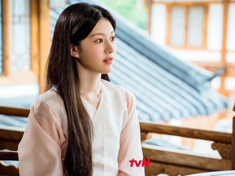 Di sekuel pertama, Jung So Min berperan sebagai Mu Deok, sementara Go Yoon Jung berperan sebagai Naksu. Diceritakan jiwa Naksu masuk ke dalam tubuh lemah Mu Deok. Foto : instagram.com/tvn_drama