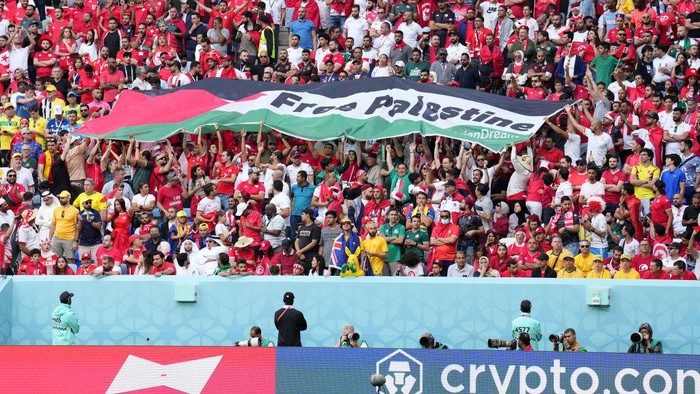 Dukungan untuk Palestina Menggema di Piala Dunia Tunisia fans hold up a Free Palestine banner during the FIFA World Cup Group D match at the Al Janoub Stadium in Al-Wakrah, Qatar. Picture date: Saturday November 26, 2022. (Photo by Jonathan Brady/PA Images via Getty Images)