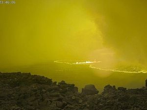 Dunia Hari Ini: Gunung Berapi Aktif Terbesar di Dunia Mulai Meletus