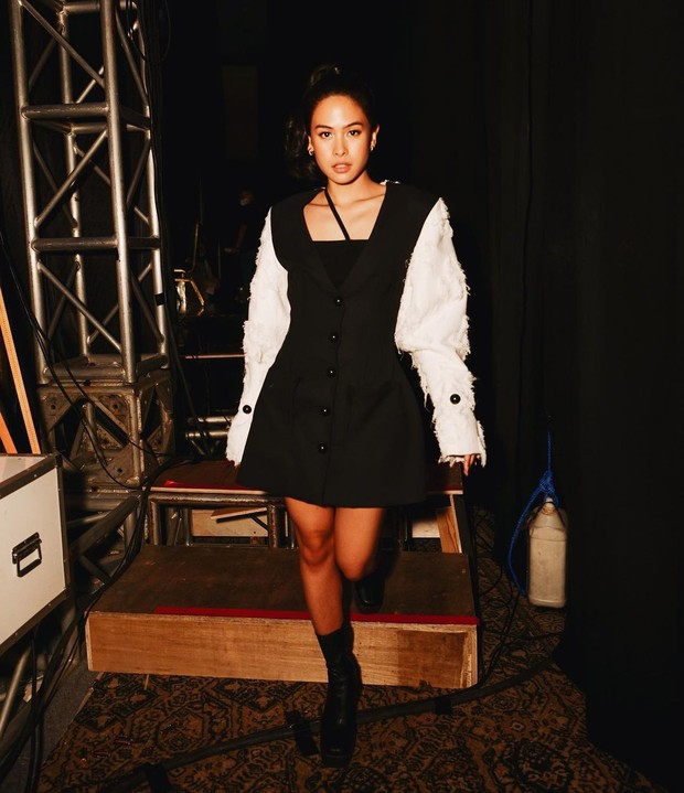 Gaya Maudy Ayunda terbaru kenakan mini dress berwarna hitam
