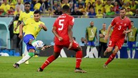 Keran gol Brasil akhirnya mengalir di menit ke-83. Vinicius melakukan cut-inside dari sisi kiri, kemudian memberi umpan kepada Rodrygo, yang dengan cepat memberi umpan kepada Casemiro yang masuk ke kotak penalti.