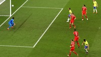 Satu tembakan voli Casemiro sukses bersarang di sudut kanan gawang Sommer yang mati langkah. Brasil memimpin 1-0.