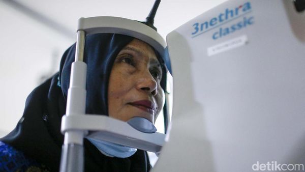 Gratis! Para Guru Ini Diperiksa Kesehatan Matanya