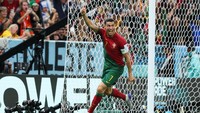Ronaldo kemudian berselebrasi seolah itu miliknya dan layar kaca juga sempat menulis gol dicetak kapten Portugal tersebut. Liu Lu/VCG/Getty Images  