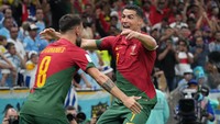 Ronaldo selebrasi merayakan golnya ke gawang Uruguay bersama Fernandes sebelum akhirnya gol itu dinobatkan milik Fernandes. Getty Images/Etsuo Hara