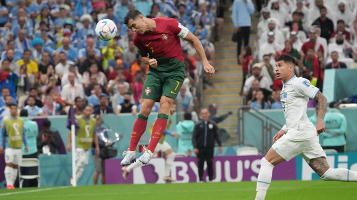 Heboh Selebrasi Ronaldo, Ternyata Gol Bruno Fernandes LUSAIL CITY, QATAR - NOVEMBER 28: Cristiano Ronaldo of Portugal attempts a shot during the FIFA World Cup Qatar 2022 Group H match between Portugal and Uruguay at Lusail Stadium on November 28, 2022 in Lusail City, Qatar. (Photo by Etsuo Hara/Getty Images)