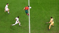 Gol pembuka Portugal terjadi di menit ke-54. Bruno Fernandes mengirim umpan ke depan kotak penalti, Ronaldo kemudian melompat, namun tak terkena dan bola tetap masuk ke gawang. Reuters/Matthew Childs  