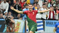 Namun, terdengar announcer di stadion menyampaikan gol itu milik Bruno Fernandes dan tayangan ulang mempertegas kalau bola tak tersentuh kepala Ronaldo. Getty Images/Lionel Hahn  