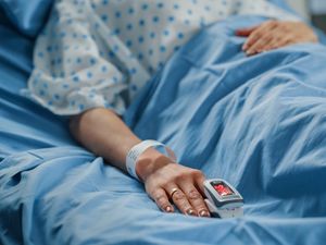 Wanita Ini Meninggal Usai Jalani 6 Kali Operasi dalam 8 Jam Wanita Ini Meninggal Usai Jalani 6 Kali Operasi dalam 8 Jam