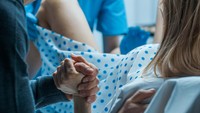 Benarkah Mata Minus di Atas 6 Bikin Susah Lahir Normal? Dokter Ungkap Faktanya