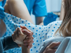 Benarkah Mata Minus di Atas 6 Bikin Susah Lahir Normal? Dokter Ungkap Faktanya