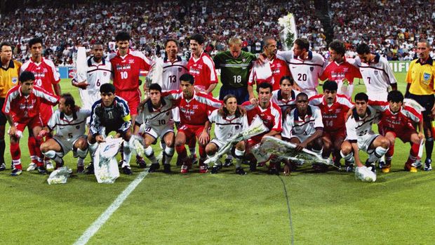 USA (white) and Iran (red) line up together for a team photo prior to kick-off   (Photo by Matthew Ashton - PA Images via Getty Images)